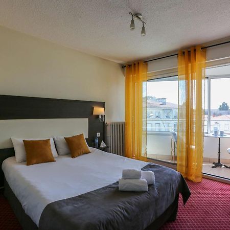 Brit Hotel Bleu Nuit Сент Екстериор снимка
