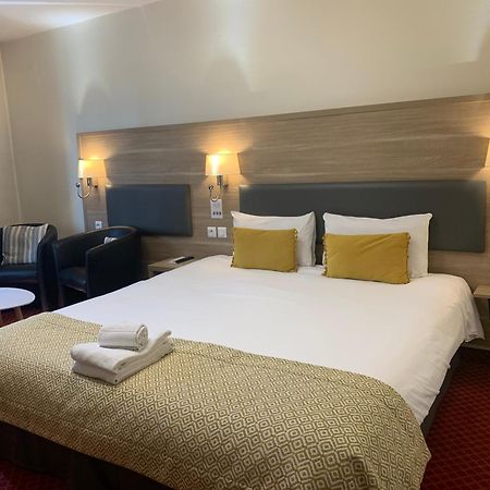 Brit Hotel Bleu Nuit Сент Екстериор снимка