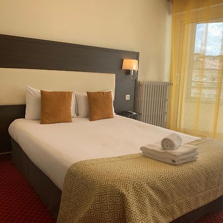 Brit Hotel Bleu Nuit Сент Екстериор снимка