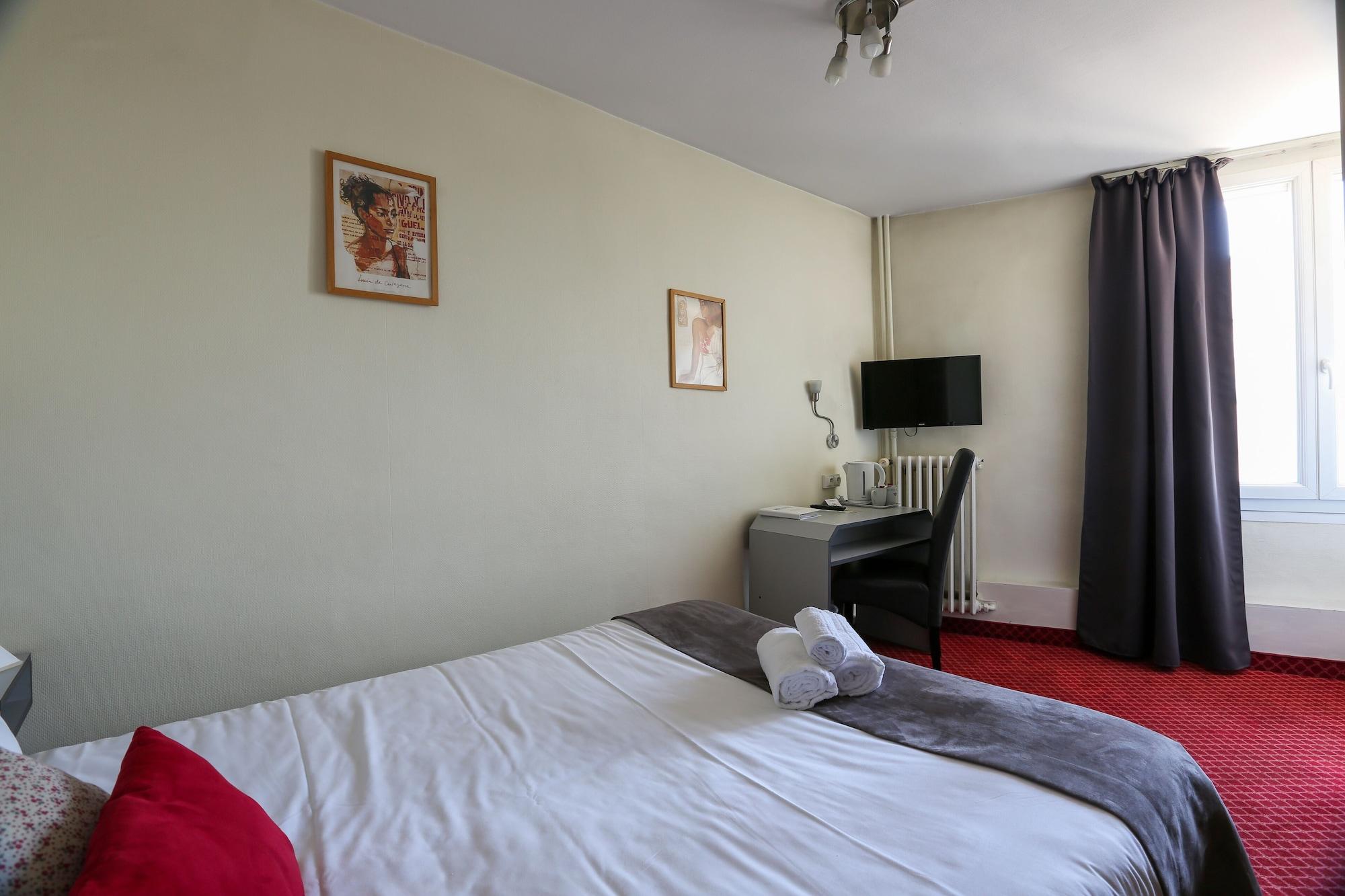 Brit Hotel Bleu Nuit Сент Екстериор снимка