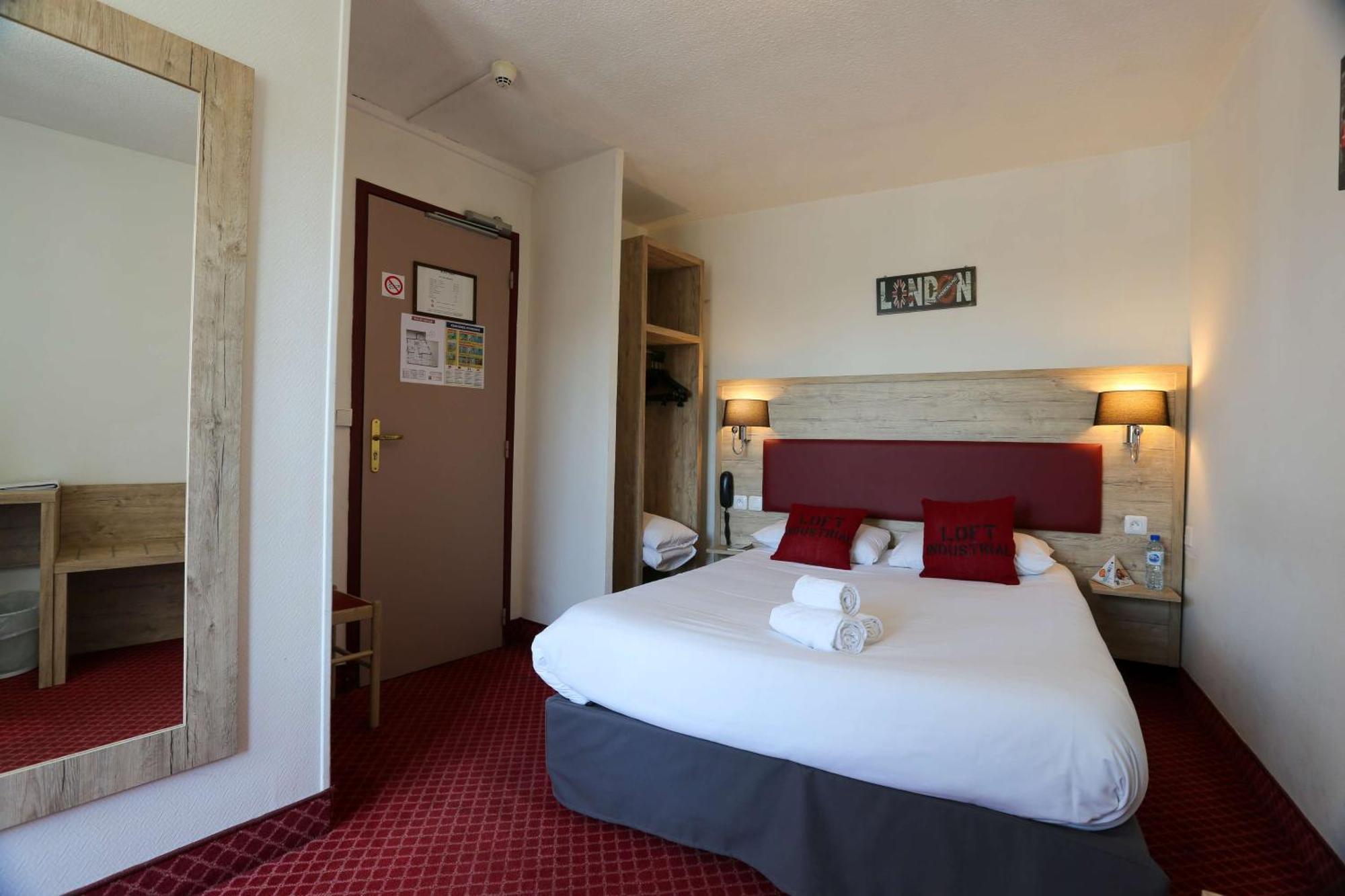 Brit Hotel Bleu Nuit Сент Екстериор снимка