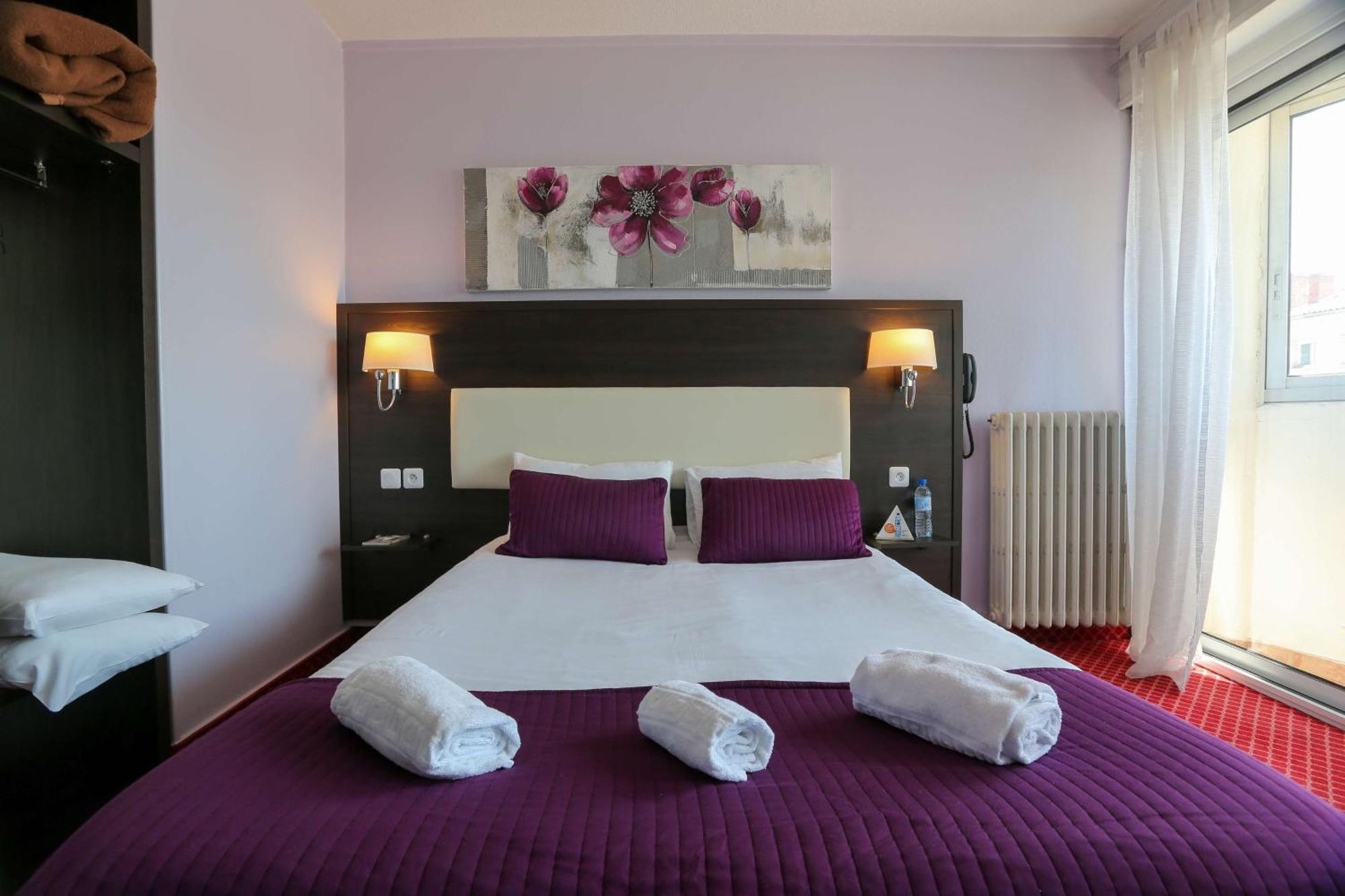 Brit Hotel Bleu Nuit Сент Екстериор снимка