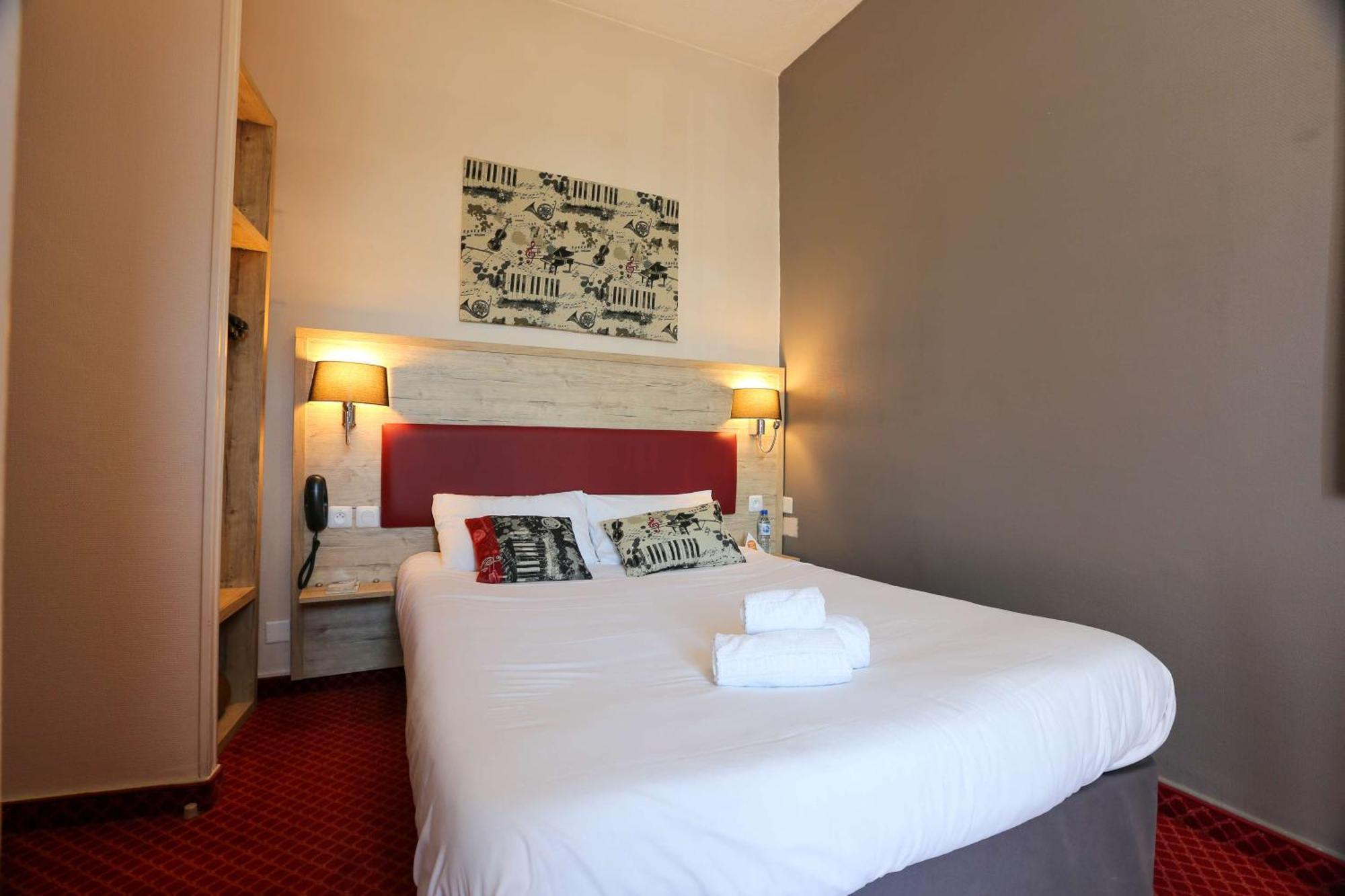 Brit Hotel Bleu Nuit Сент Екстериор снимка