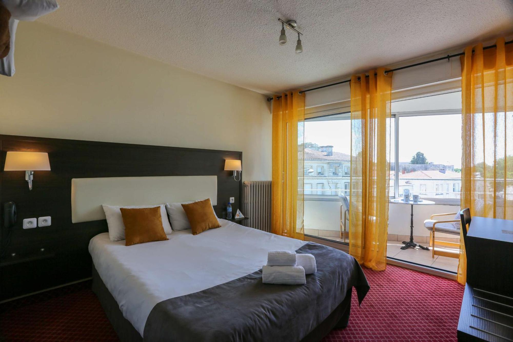 Brit Hotel Bleu Nuit Сент Екстериор снимка