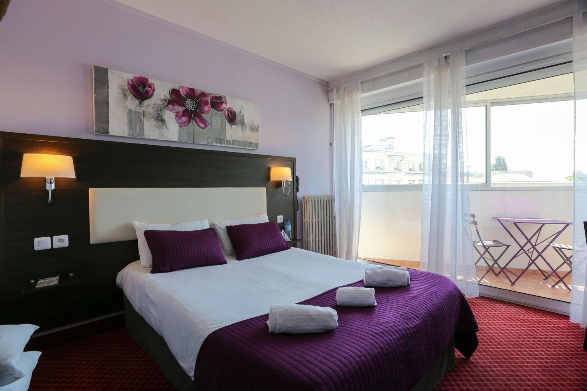 Brit Hotel Bleu Nuit Сент Екстериор снимка