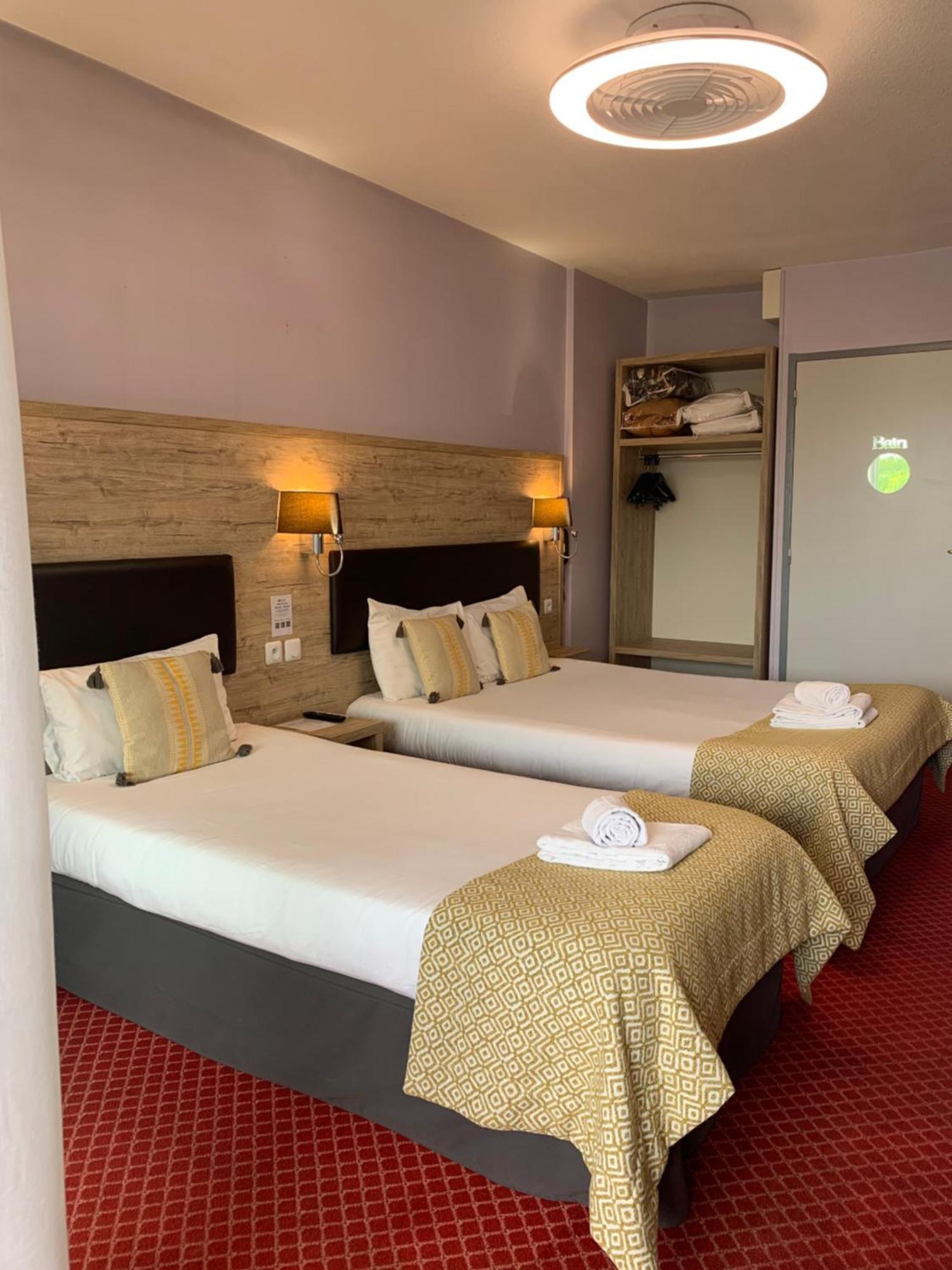 Brit Hotel Bleu Nuit Сент Екстериор снимка