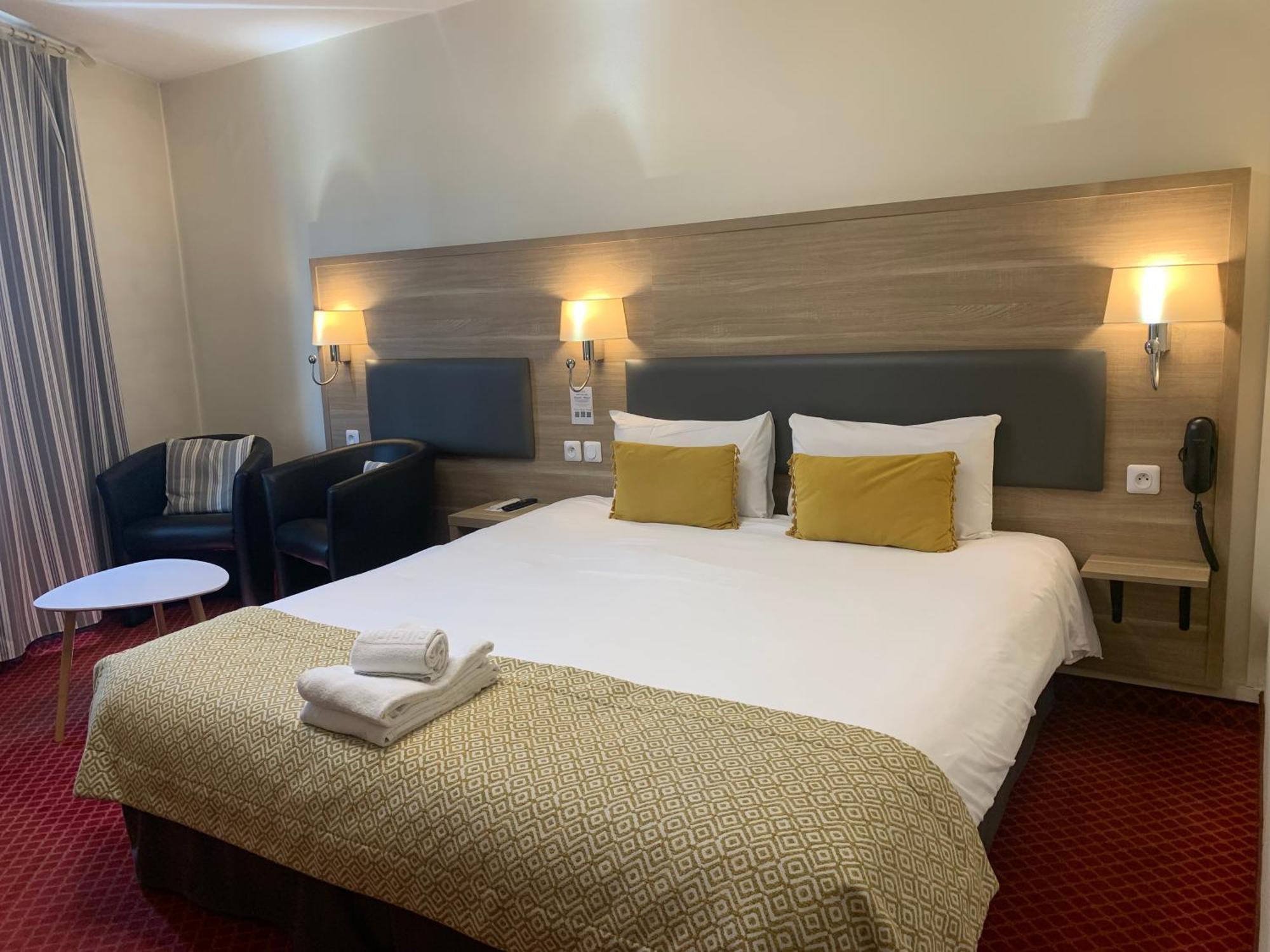 Brit Hotel Bleu Nuit Сент Екстериор снимка