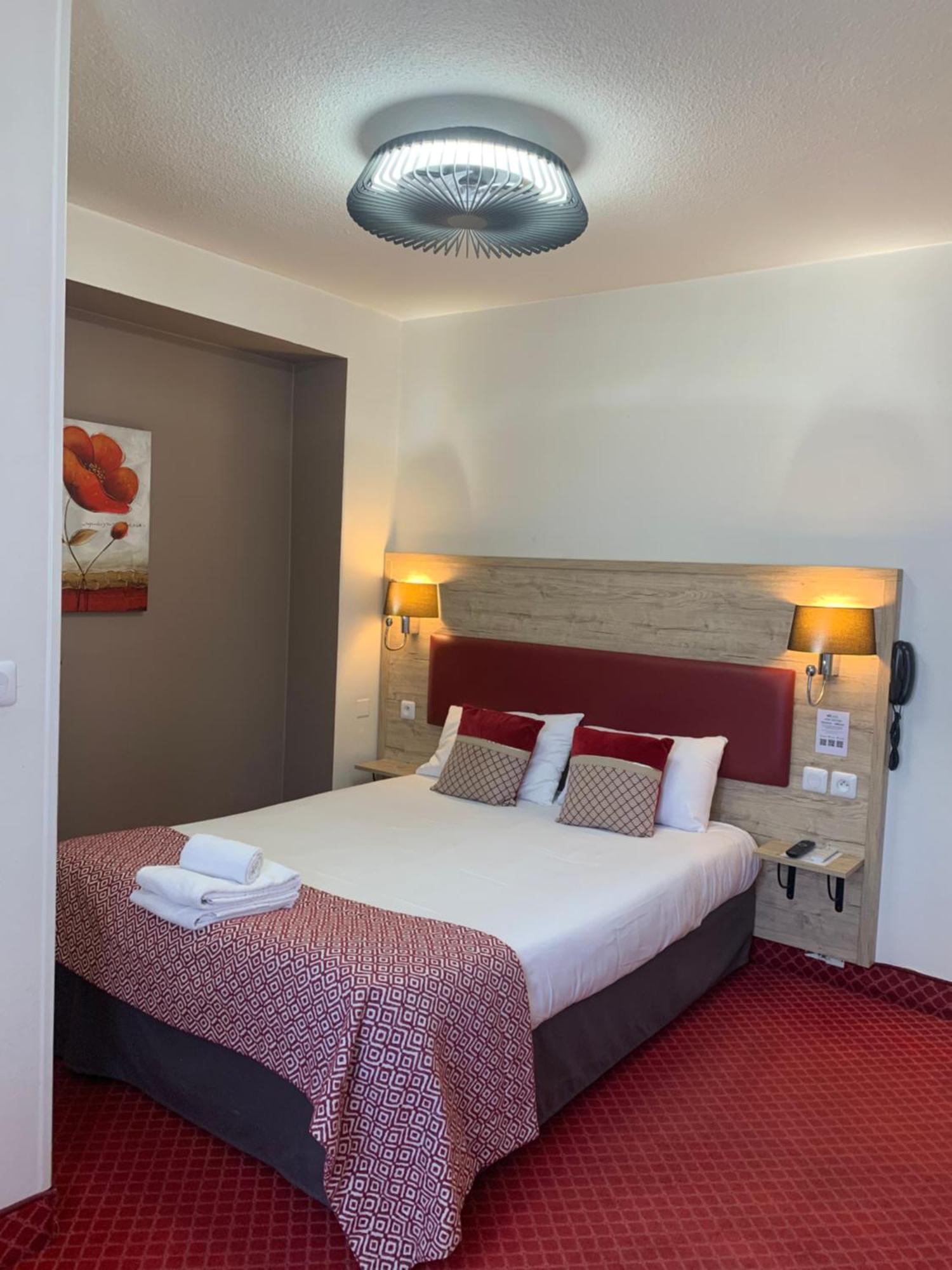 Brit Hotel Bleu Nuit Сент Екстериор снимка