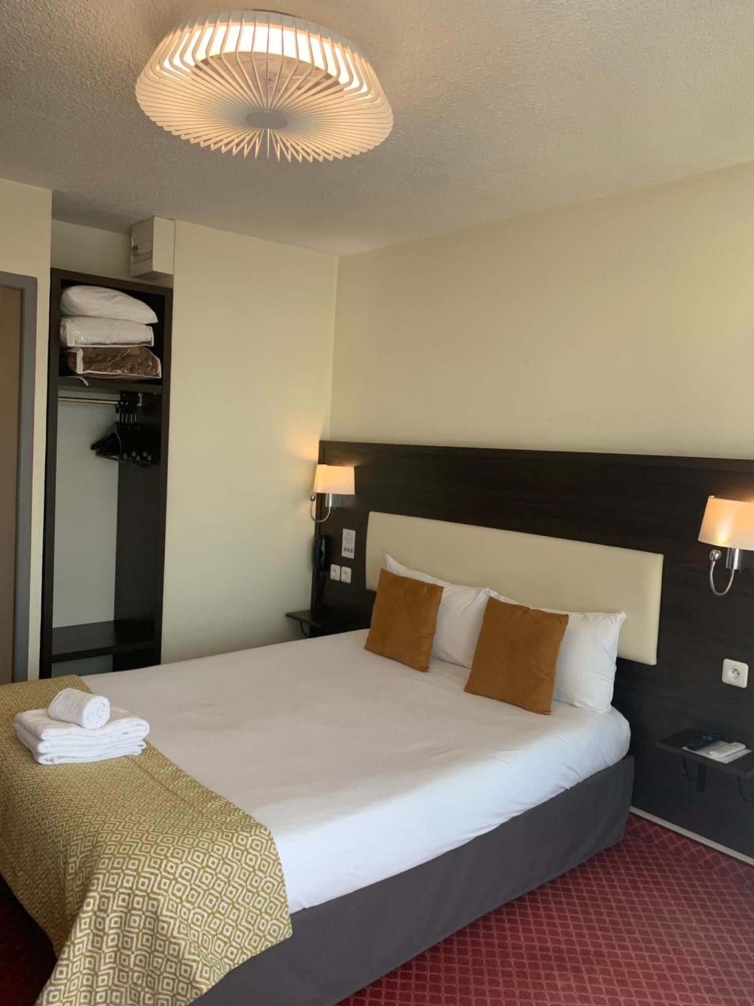 Brit Hotel Bleu Nuit Сент Екстериор снимка