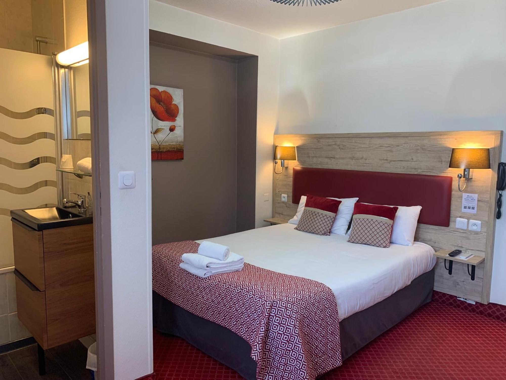 Brit Hotel Bleu Nuit Сент Екстериор снимка