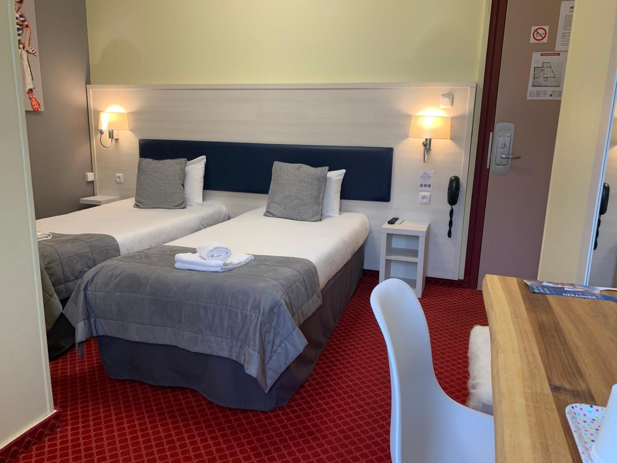 Brit Hotel Bleu Nuit Сент Екстериор снимка