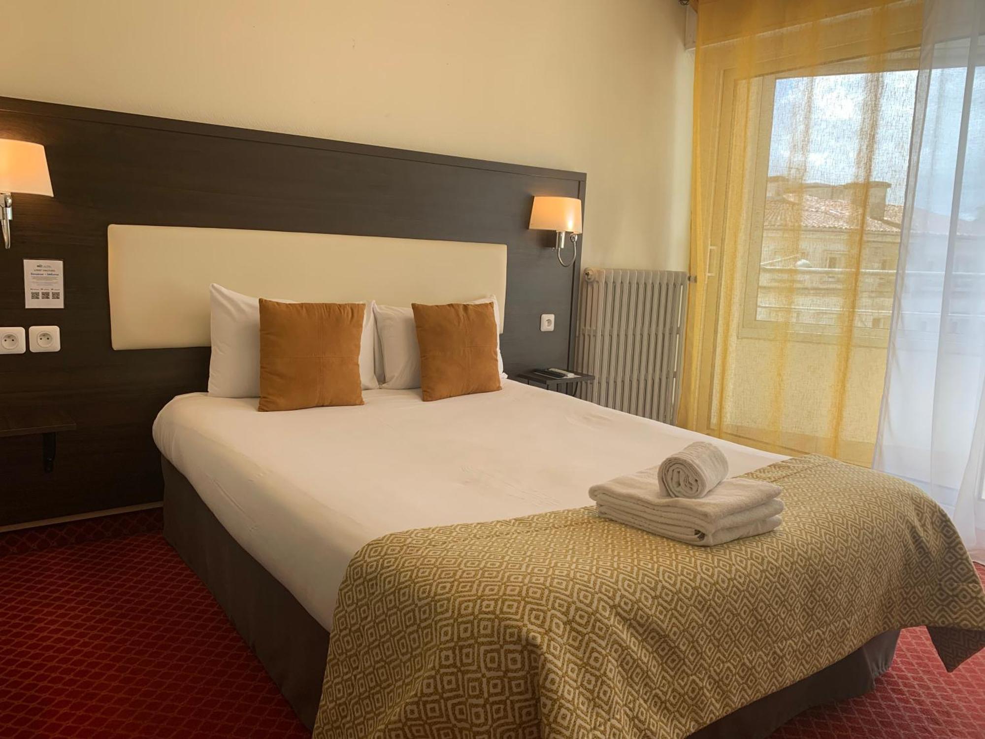 Brit Hotel Bleu Nuit Сент Екстериор снимка