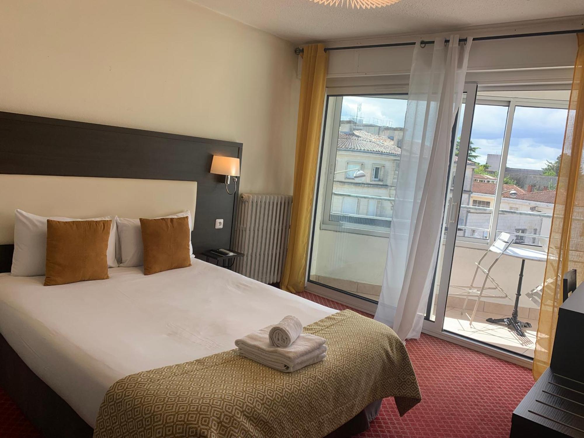 Brit Hotel Bleu Nuit Сент Екстериор снимка