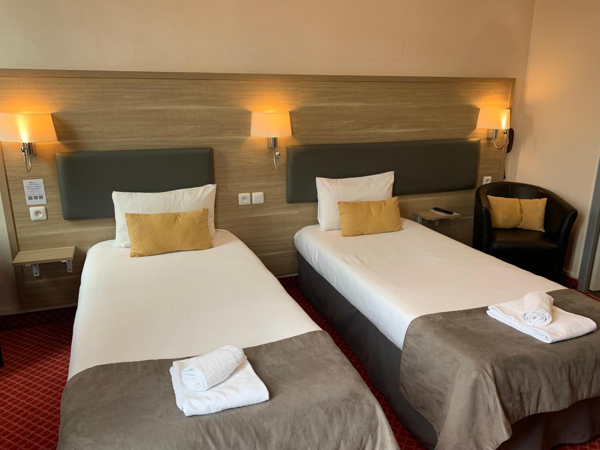 Brit Hotel Bleu Nuit Сент Екстериор снимка