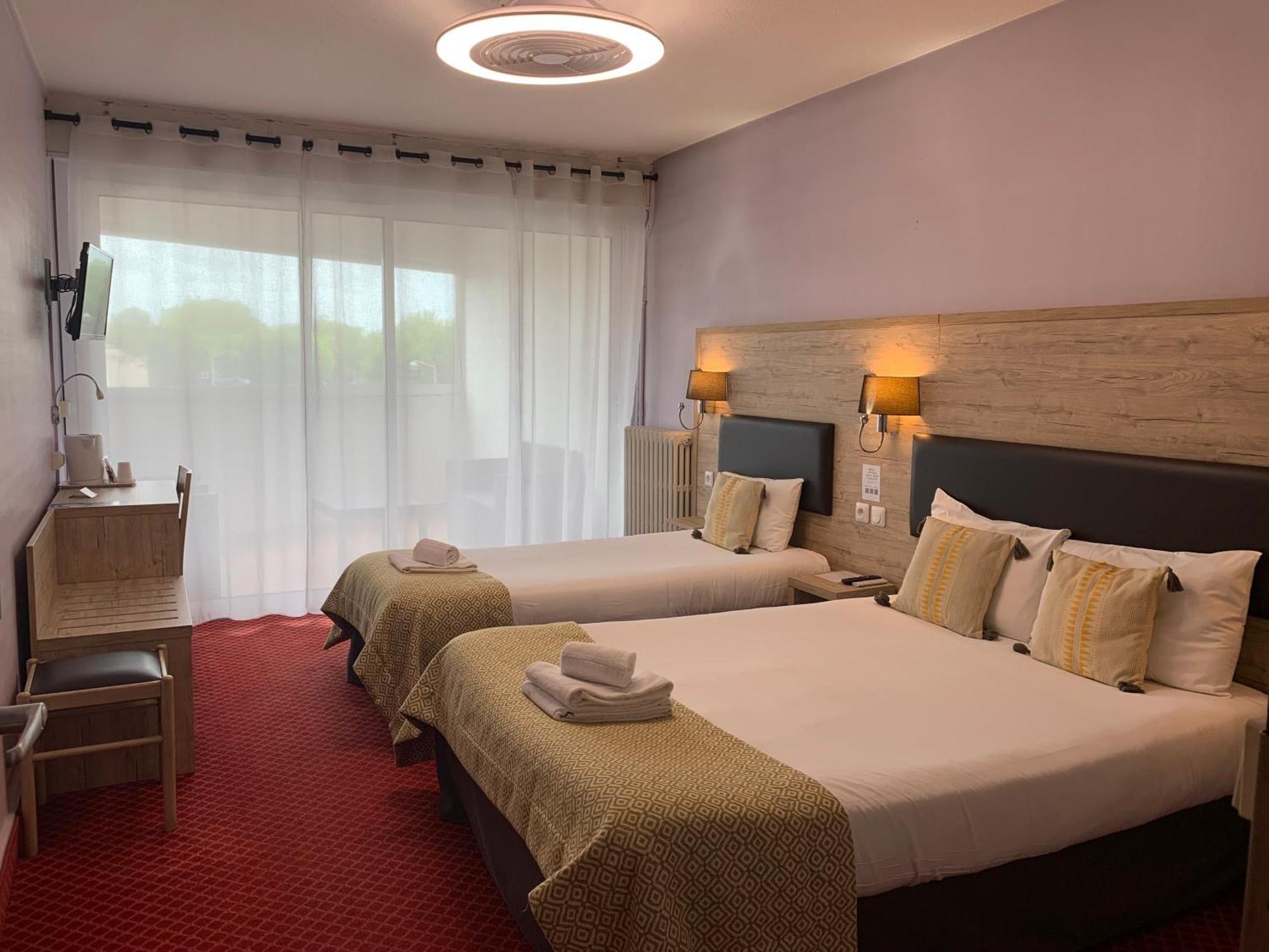 Brit Hotel Bleu Nuit Сент Екстериор снимка