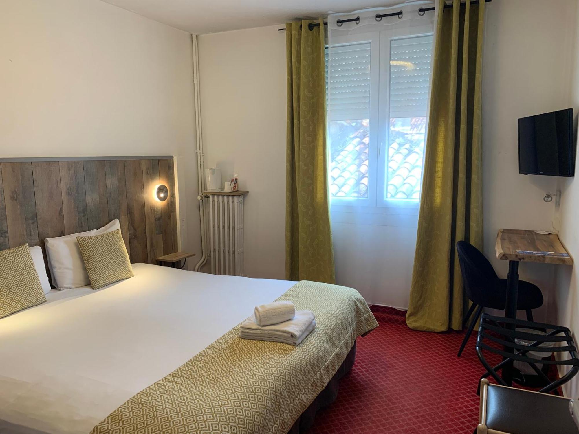 Brit Hotel Bleu Nuit Сент Екстериор снимка