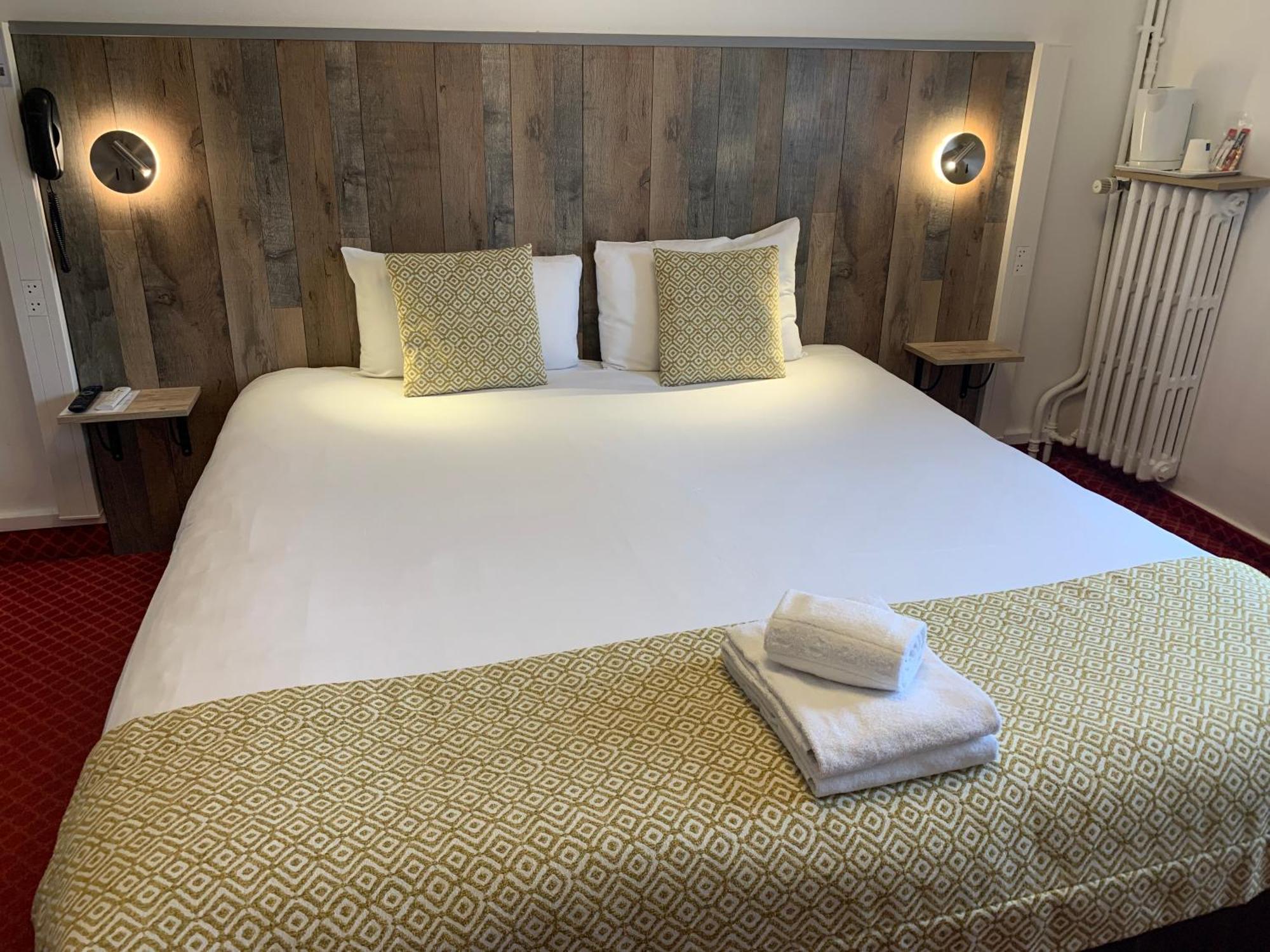 Brit Hotel Bleu Nuit Сент Екстериор снимка