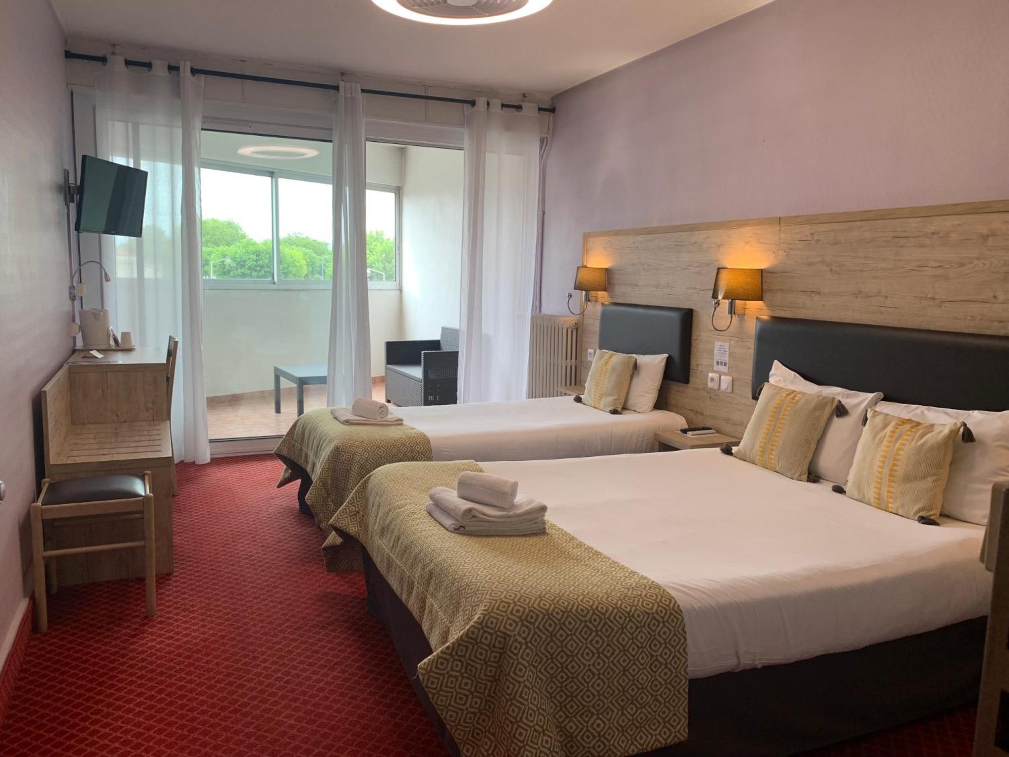 Brit Hotel Bleu Nuit Сент Екстериор снимка