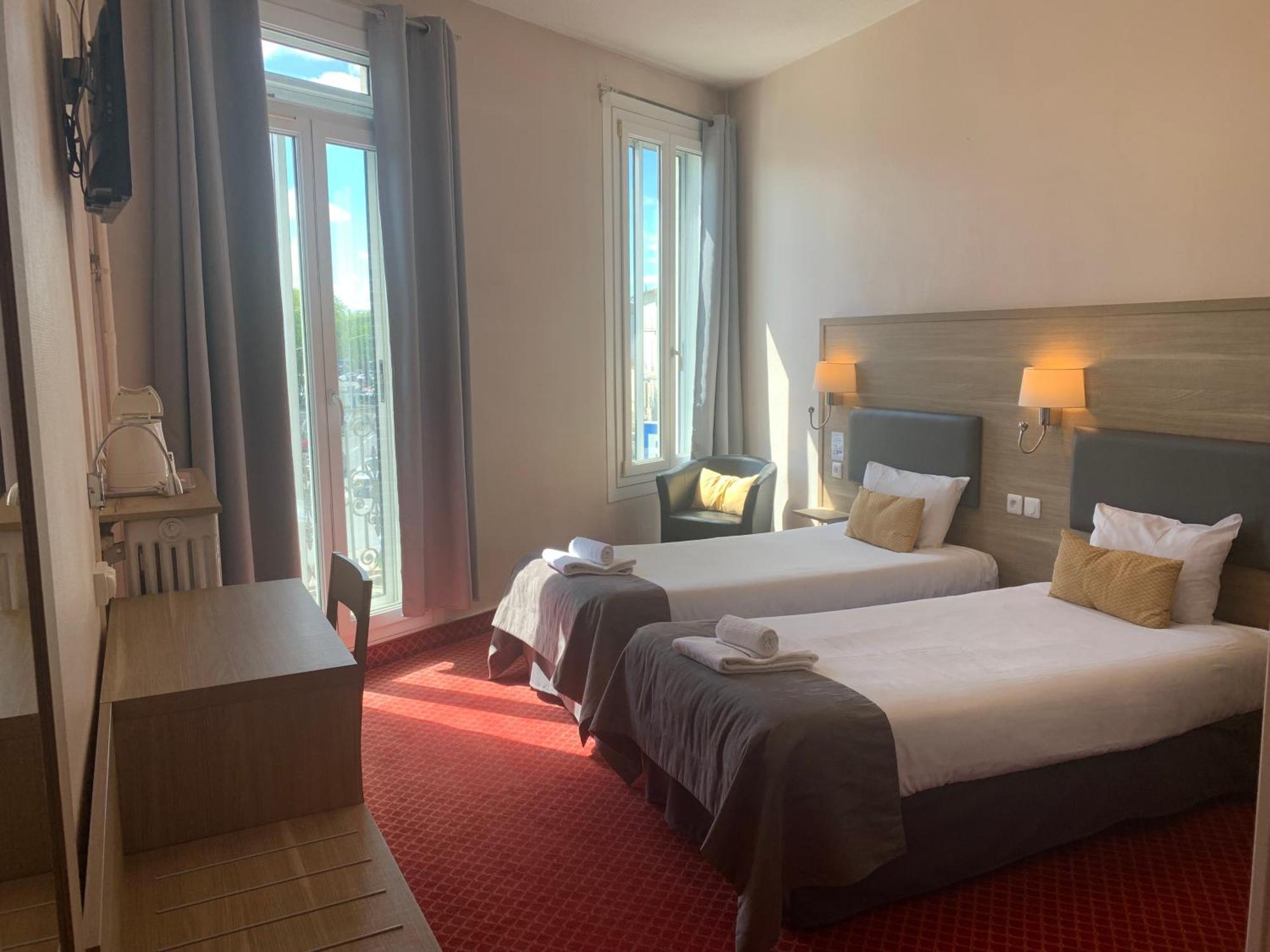 Brit Hotel Bleu Nuit Сент Екстериор снимка