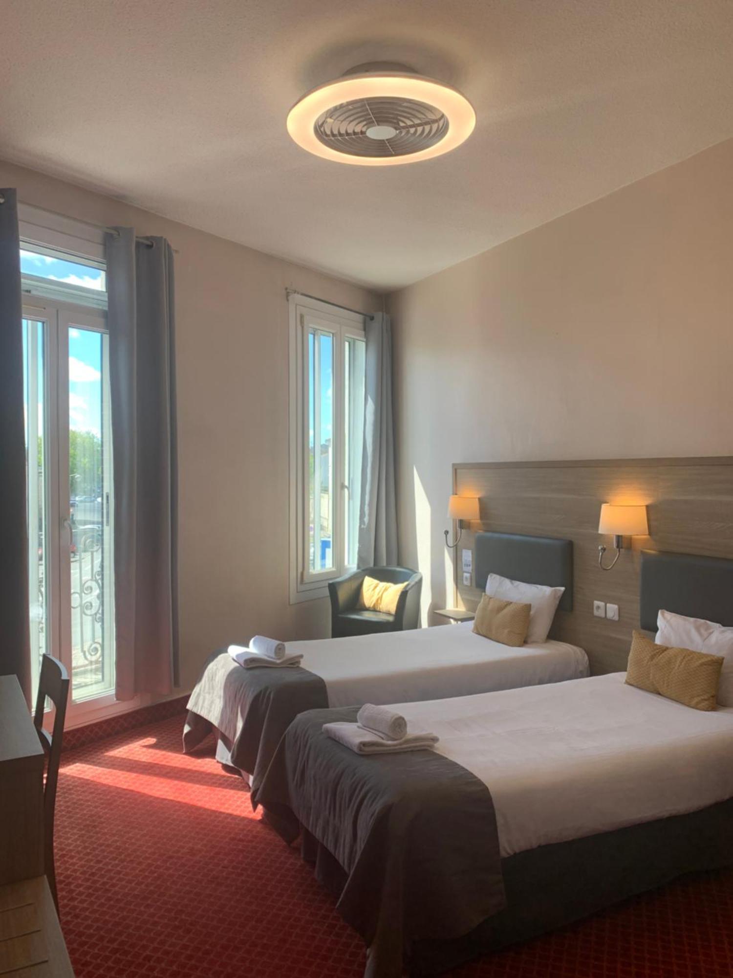 Brit Hotel Bleu Nuit Сент Екстериор снимка