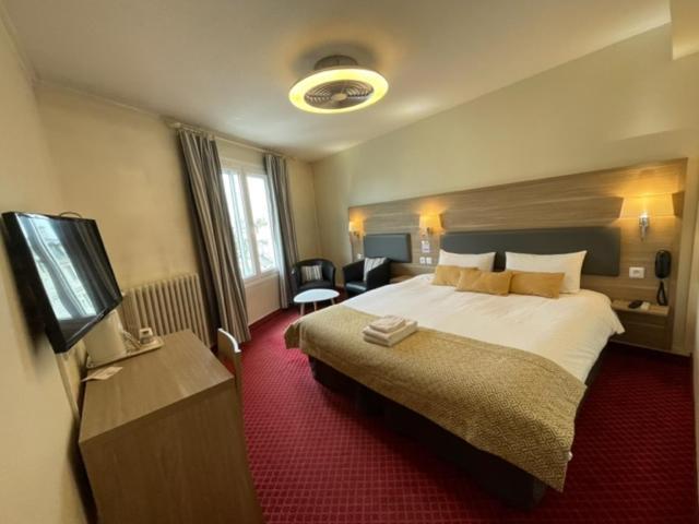Brit Hotel Bleu Nuit Сент Екстериор снимка
