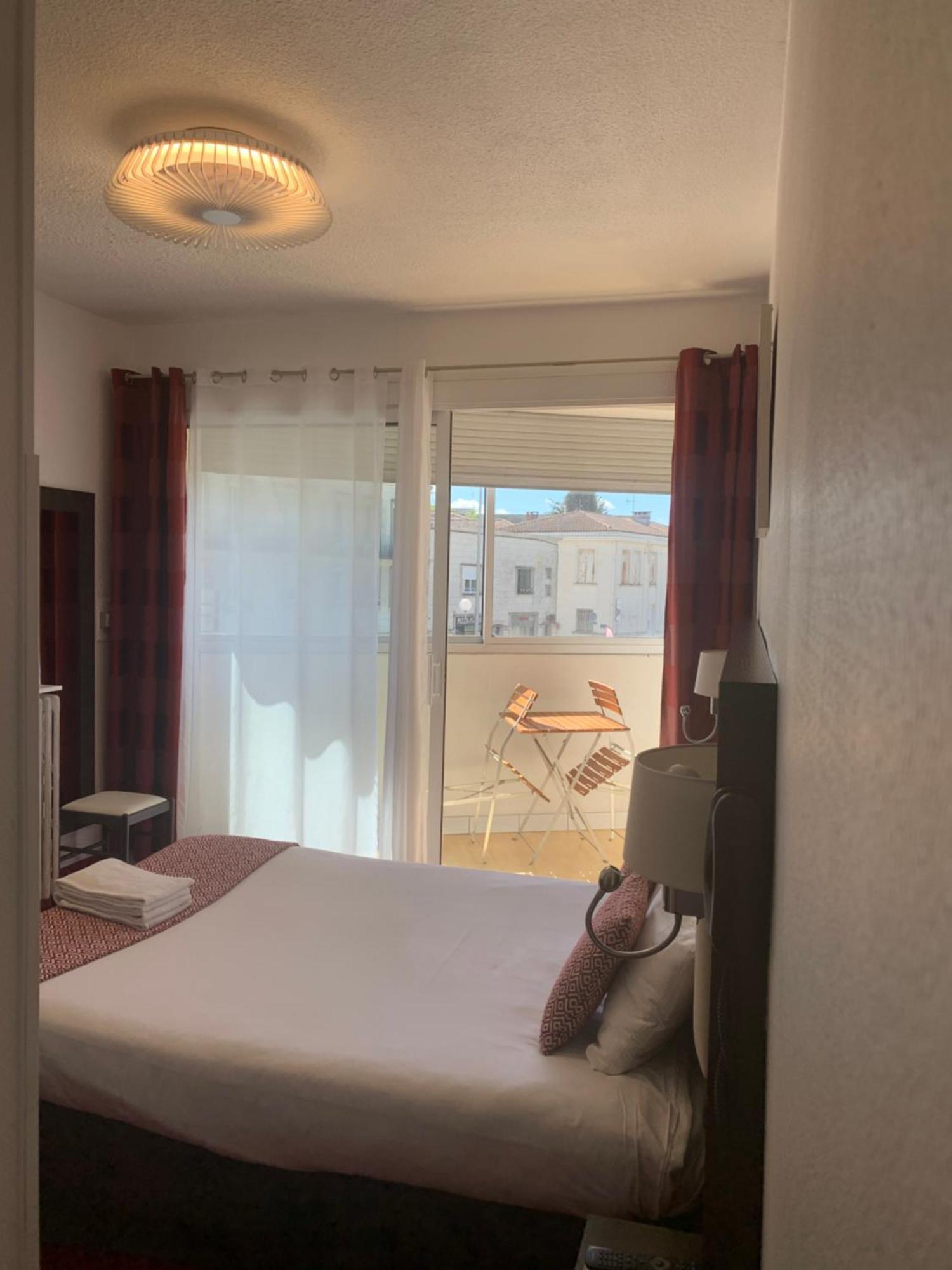 Brit Hotel Bleu Nuit Сент Екстериор снимка