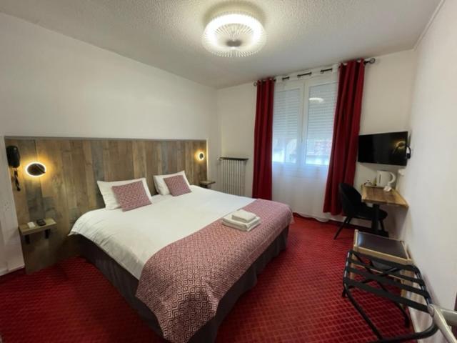 Brit Hotel Bleu Nuit Сент Екстериор снимка