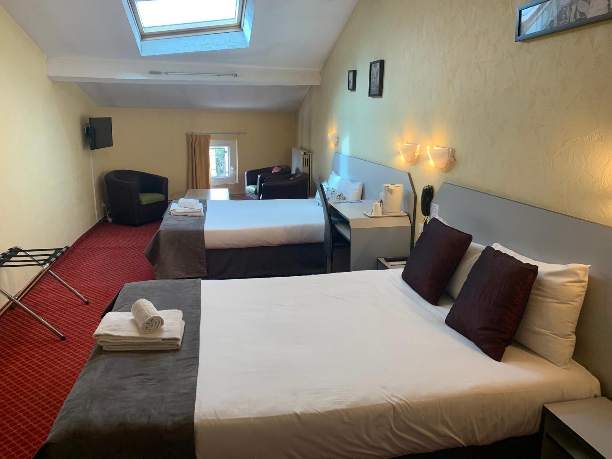 Brit Hotel Bleu Nuit Сент Екстериор снимка