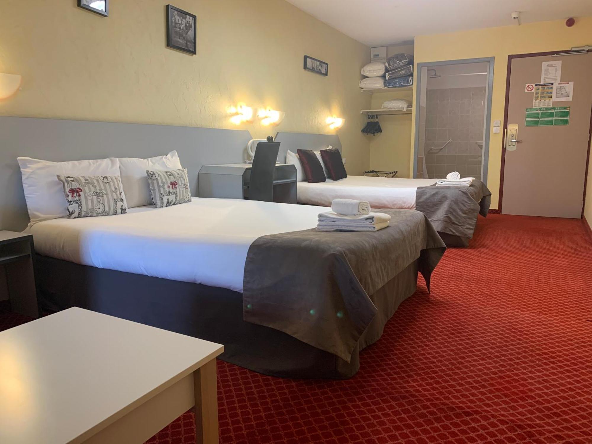 Brit Hotel Bleu Nuit Сент Екстериор снимка